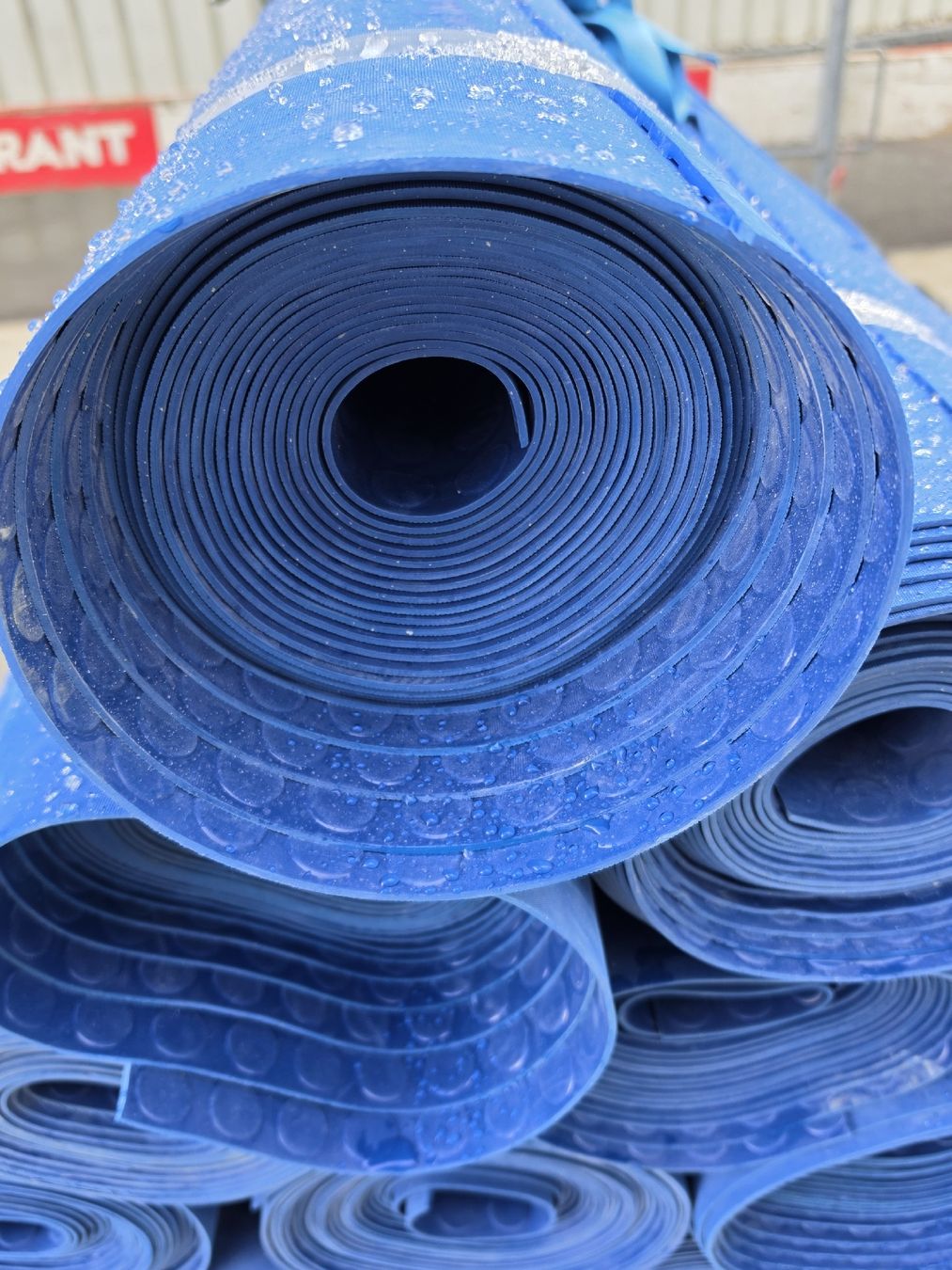 Bodenmatten: Blaue Gummimatten Rollen – Gebraucht aus WIL SG von Sprin319