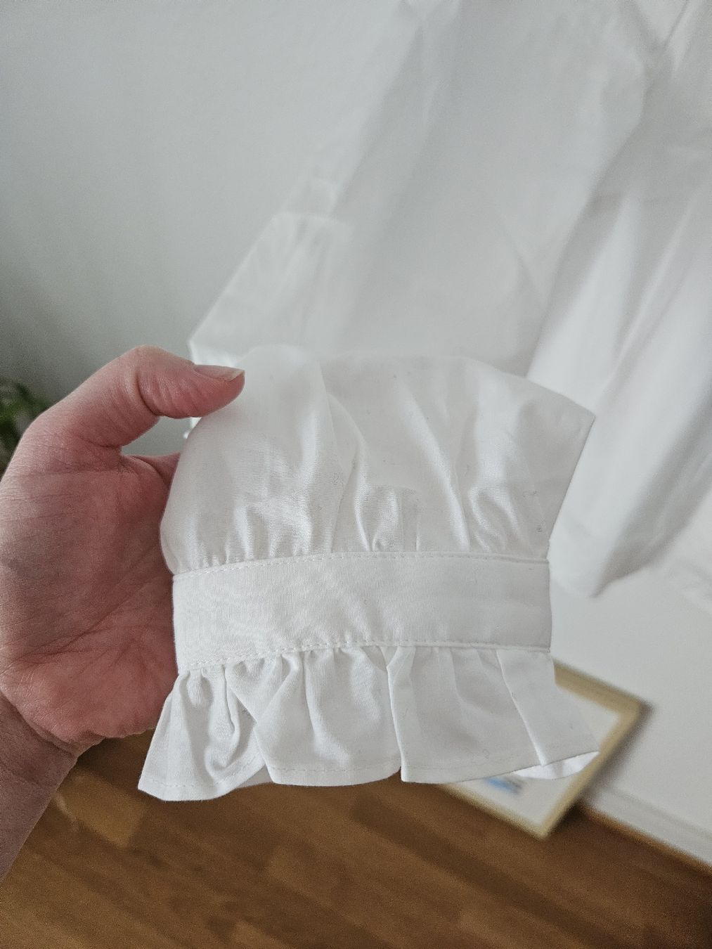 H&M Camicette: NEU H&M Bluse mit Volantkragen, Grösse M – Nuovo e nell'imballaggio originale da Basel venduto da lar_7c62 2