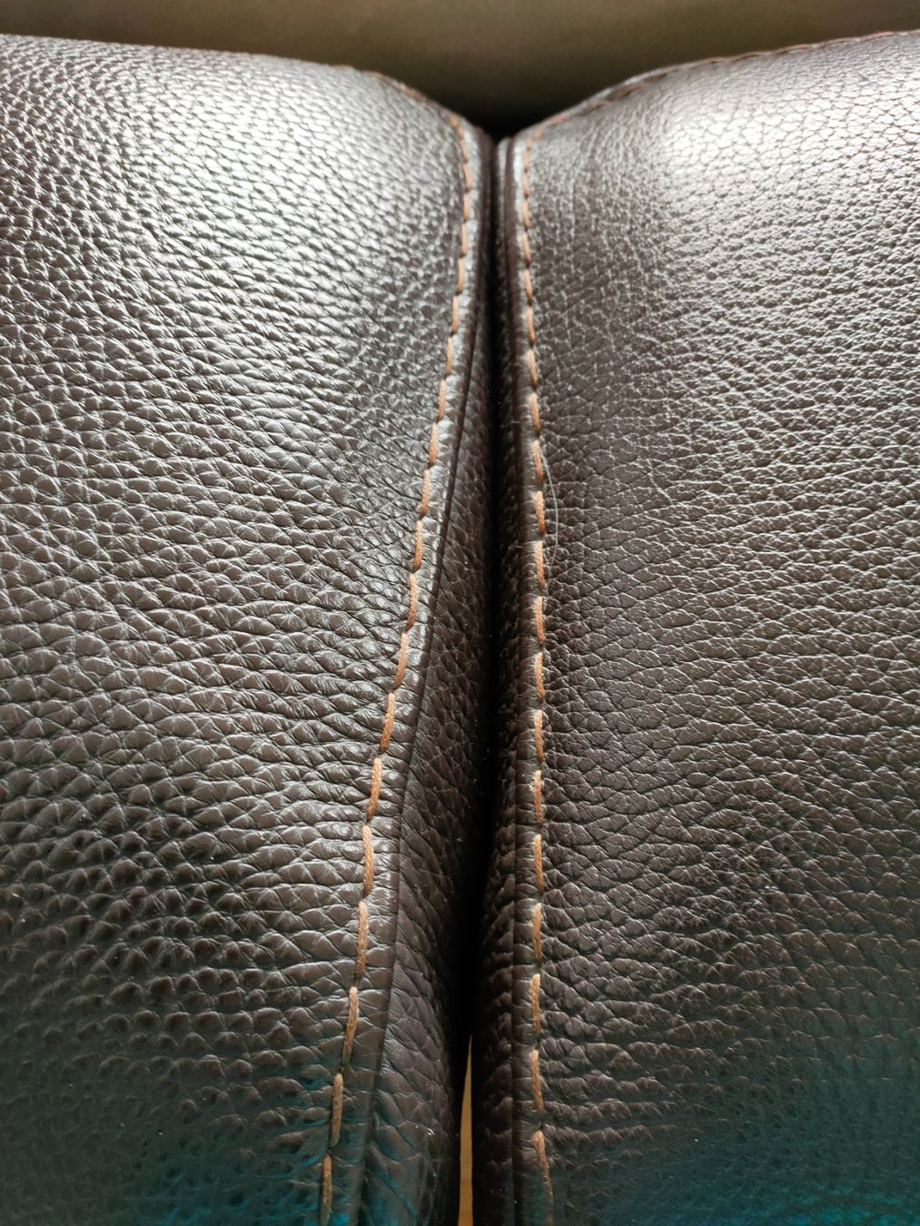 Roche Bobois Sofas: Canapé en cuir Roche Bobois – Gebraucht aus Biel/Bienne von gab_w9f9 3