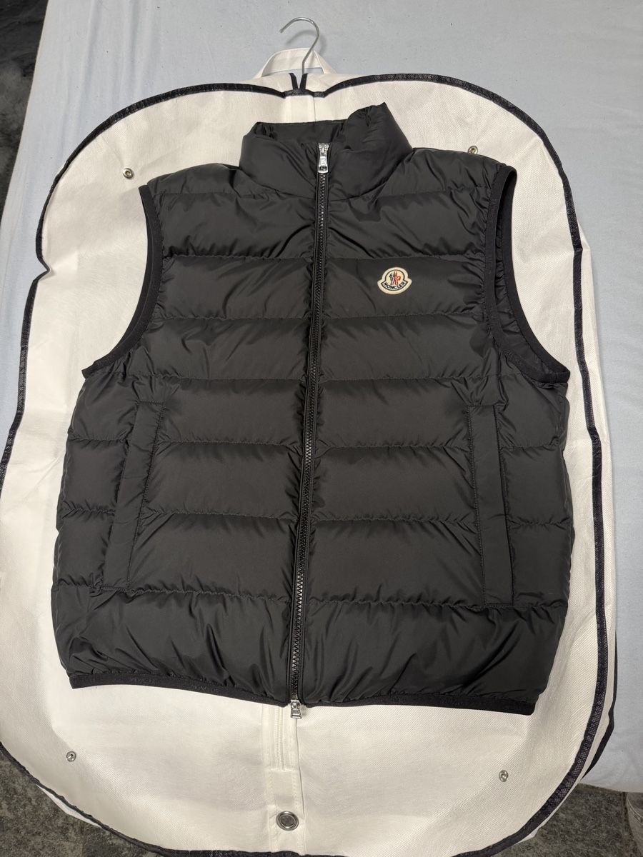 Moncler Gilet & Giacche: Moncler Contrin Daunenweste Herren – Usato da Spiez venduto da ronan888888