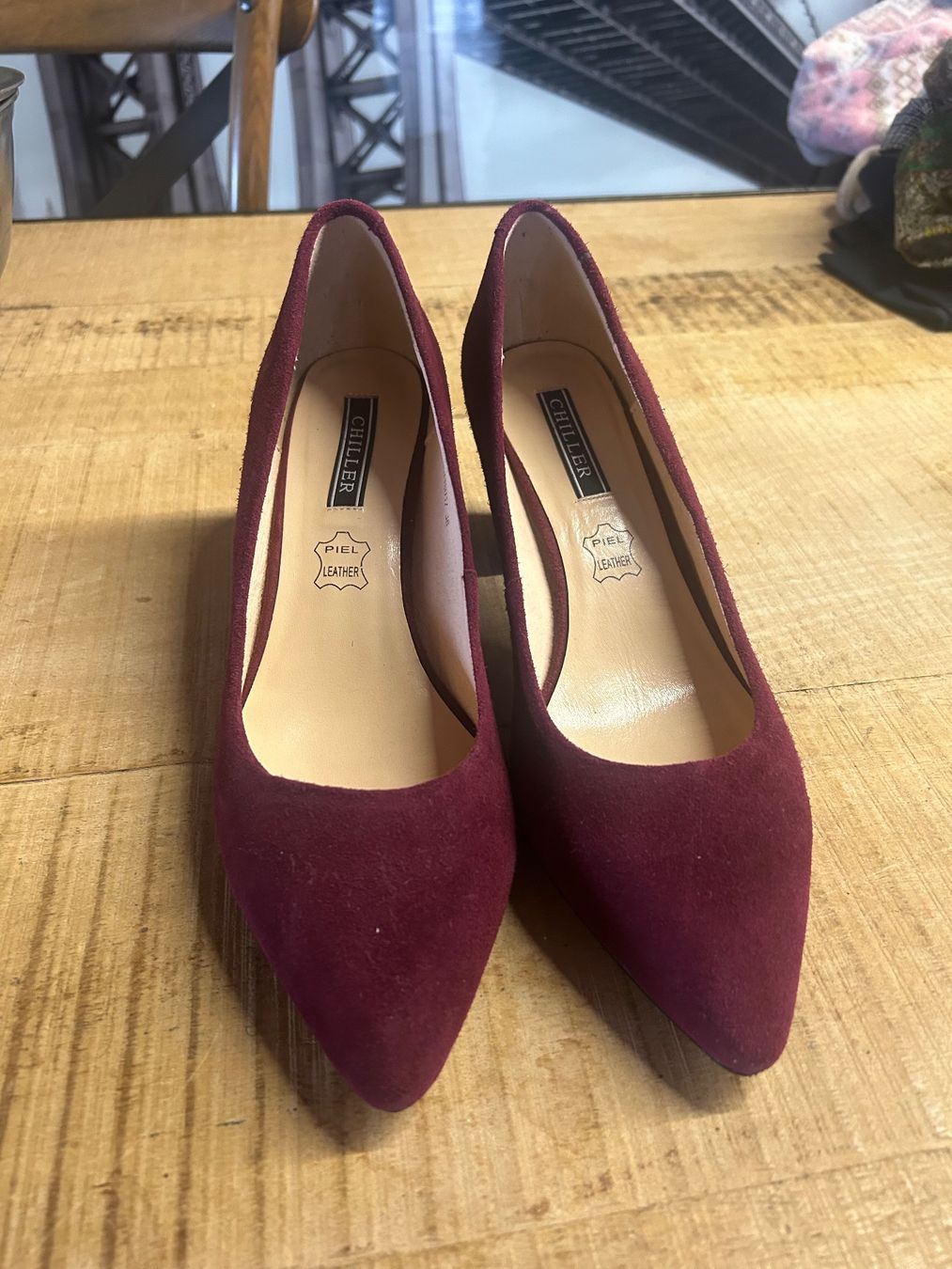 Scarpe da donna: Chaussures en cuir en daim – Usato da Val-d'Illiez venduto da Dombou