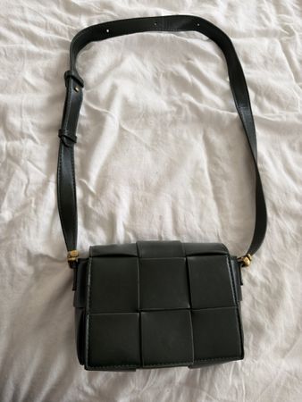 Green woven crossbody bag - Summer must-have! Chic!