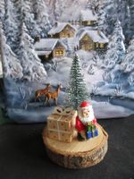 Weihnachtsdekoration Weihnachtsmann, Geschenk und Baum