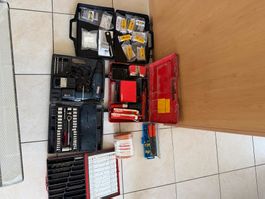 Verschiedene Werkzeuge neu und gebraucht.