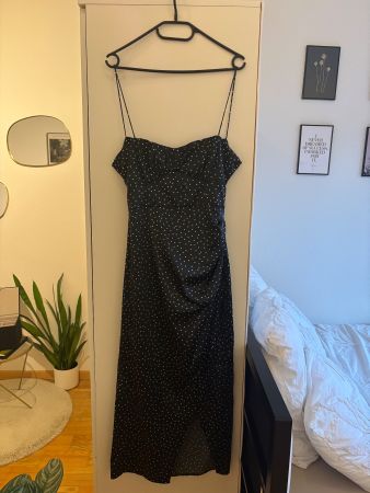 Schönes gepunktetes Kleid, offener Rücken und Bein-Schlitz