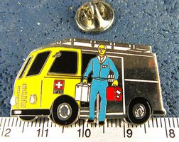 MOWAG ODER VW FOURGON PAKET ZUSTELLER PIN ENAMEL
