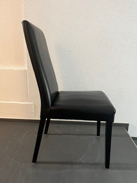 Interio Sedie: Lederstuhl schwarz mit Holzbeinen – Usato da Zürich venduto da Gottseidank
