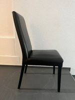 Lederstuhl schwarz mit Holzbeinen