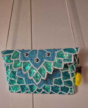Petite pochette neuve avec paillettes bleue et turquoise