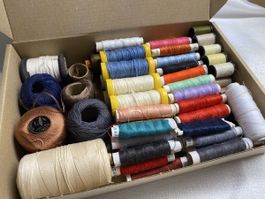 Set Nähgarne diverse Farben gebrauchter Zustand