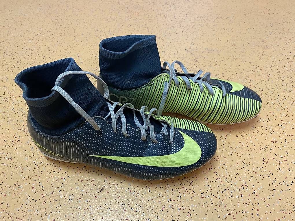 Herrenschuhe: Chaussures foot Nike CR7 taille 37,5 – Gebraucht aus Poliez-le-Grand von Mims82