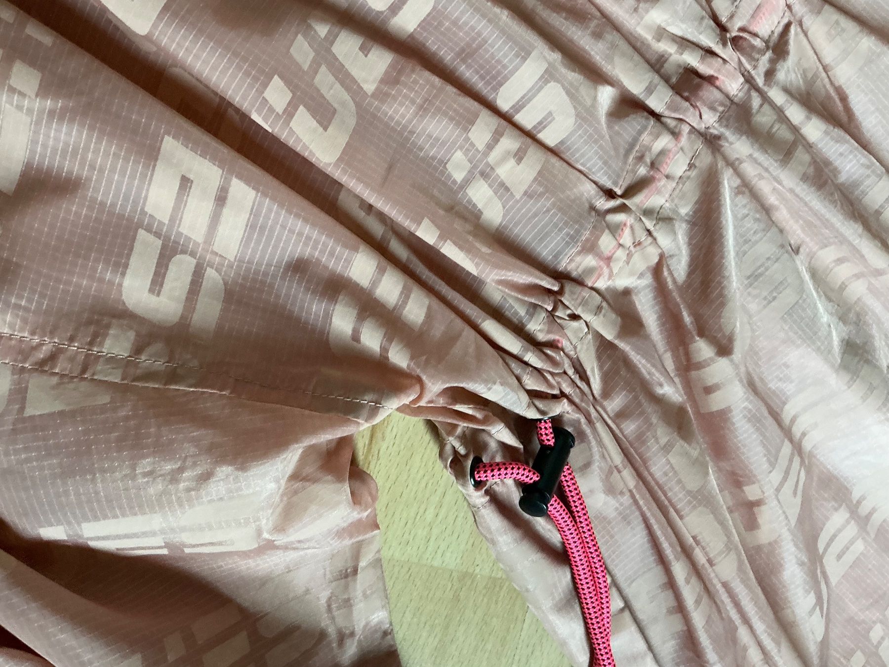 Guess Completi & Tailleur: Jacke, Shorts – Nuovo (secondo la descrizione) da St.Gallen venduto da nat_7n75 7