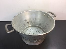 Altes sehr grosses Alu-Abtropfsieb mit Gebrauchsspuren