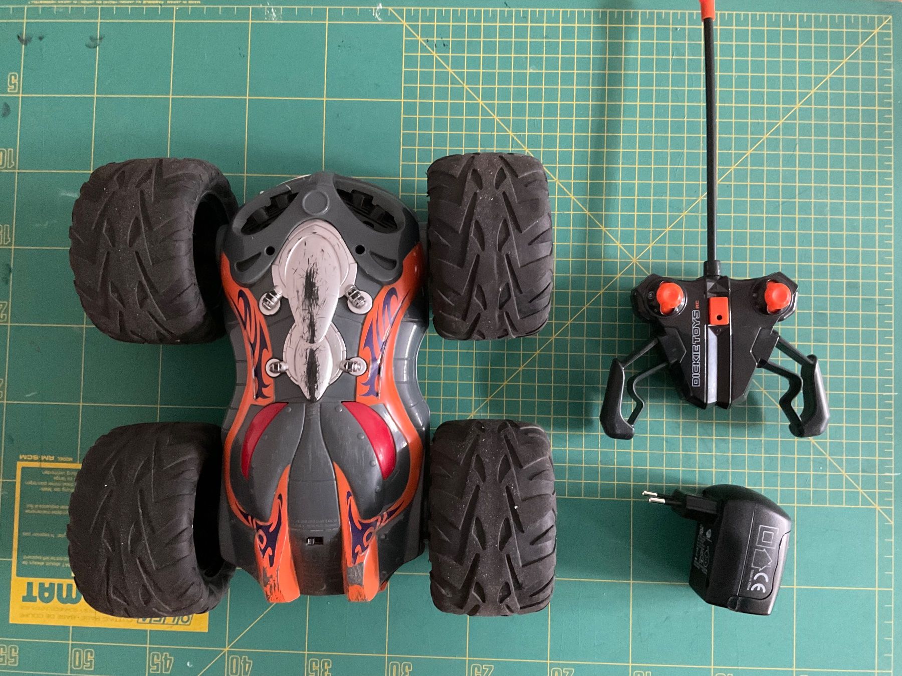 Jouets: Ferngesteuertes Auto Cyper Flip – Défectueux à Hombrechtikon par spookycat