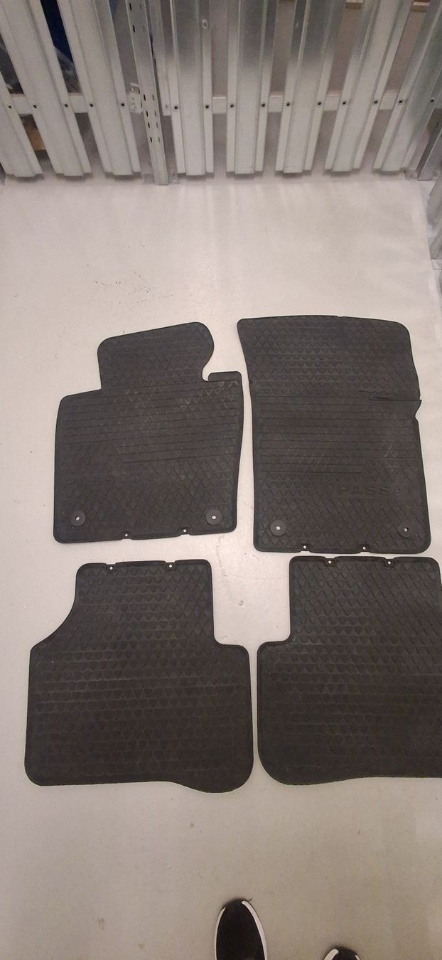 VW Tappeti & Tappetini: Gummi matten vw passat b6/b7 – Usato da Igis venduto da JUST-4U-ENJOY