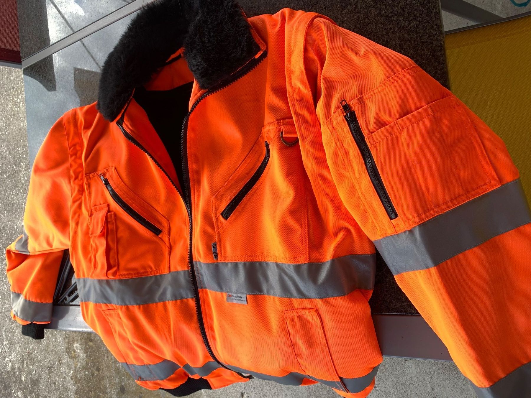 Giacche: Warnschutzjacke – Nuovo (secondo la descrizione) da Thierachern venduto da Blaro