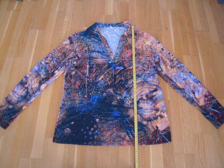 Langarmshirt/ Bluse mit kunstvollem Design Gr S