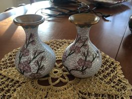 2 weisse Cloisonnévasen, mit Sockeln