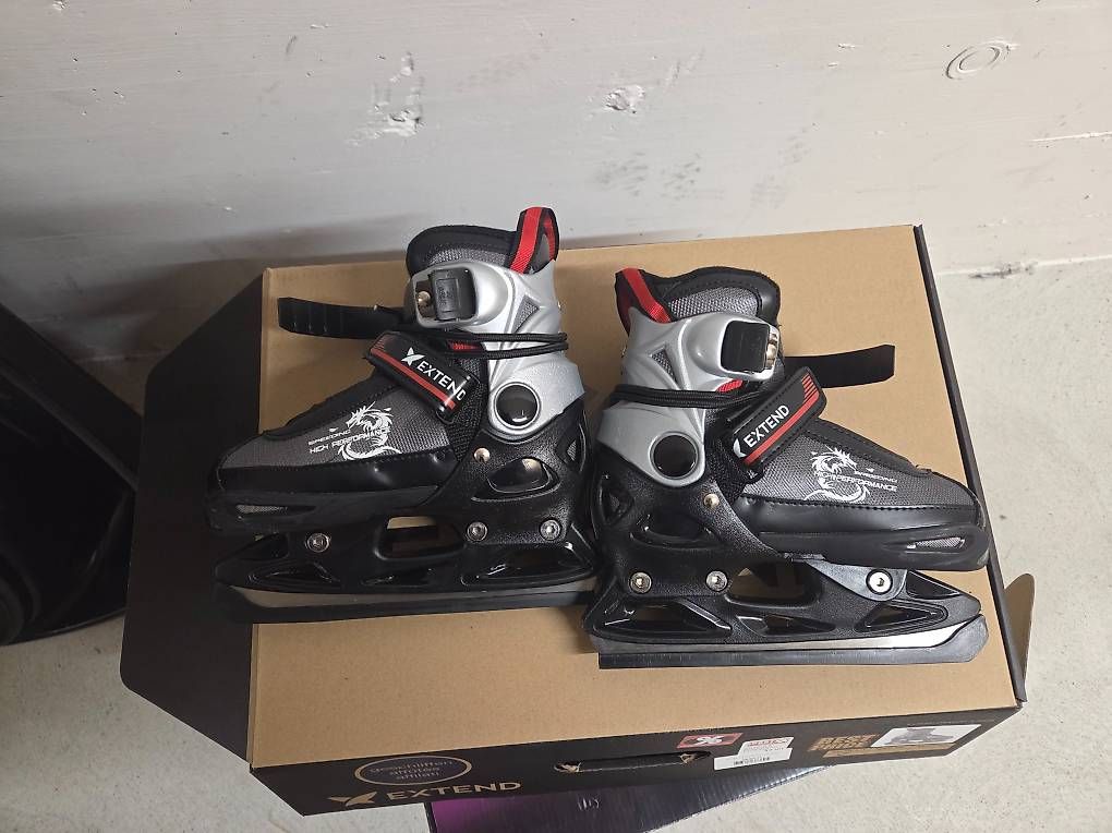 Pattini da ghiaccio: Schlittschuhe 2 gebraucht mal neuwertig – Usato da Zürich venduto da Osmen