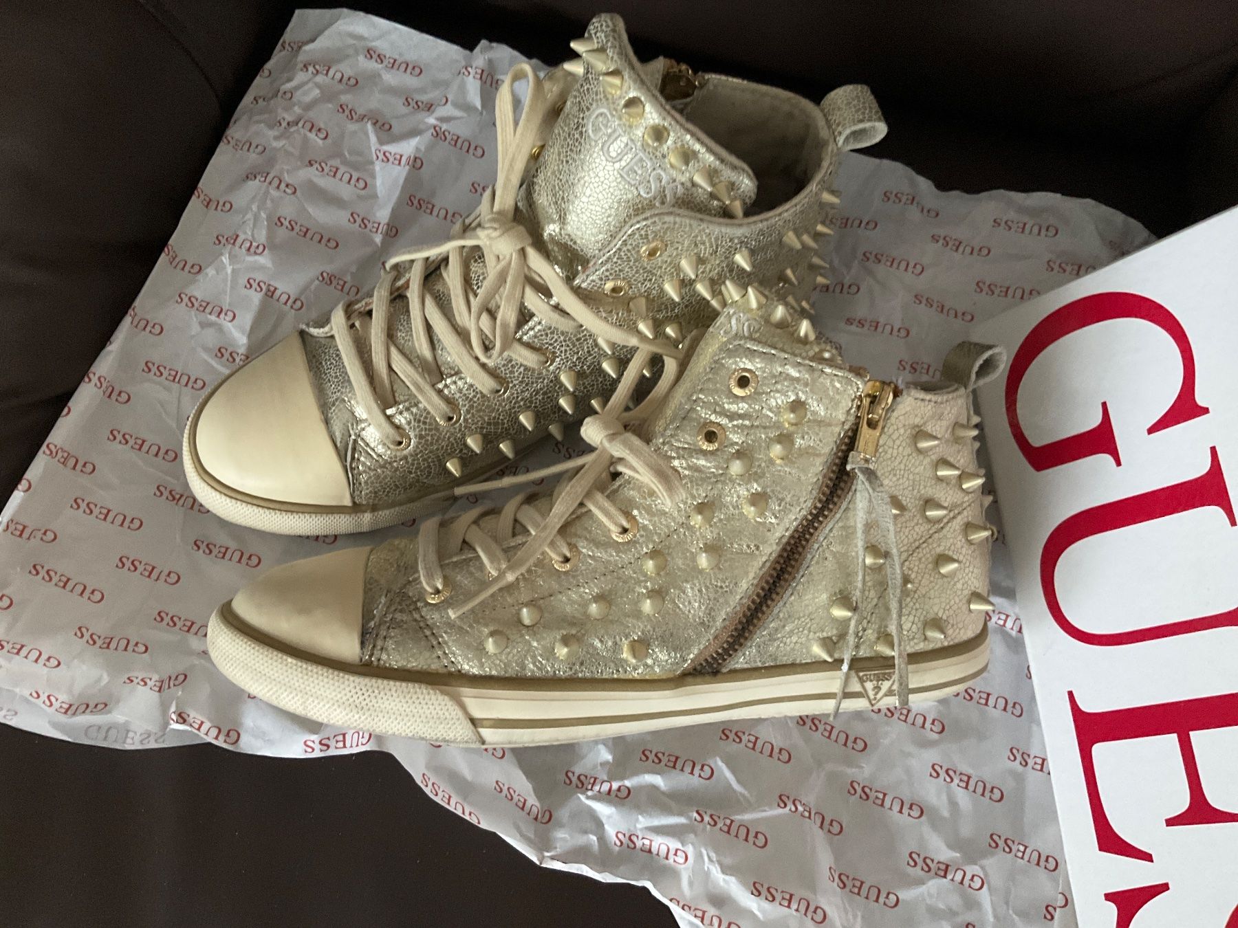 Guess Chaussures femmes: Basket Guess pointure 39 dorée occasion – D'occasion à Murten par Louis1954 2