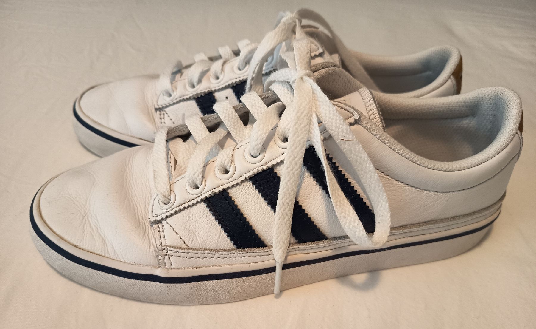 Adidas Scarpe da uomo: Adidas Sneakers - White/Navy - Size US 6.5 – Usato da Basel venduto da beg_6v7r