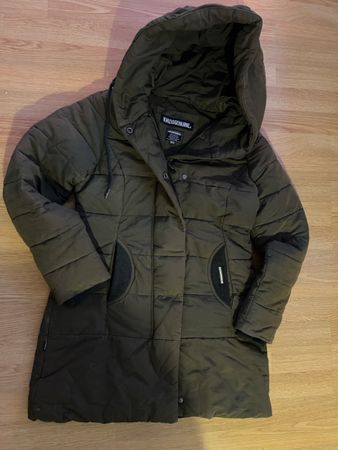 Khujo Winterjacke in Olivgrün, Grösse S - Warm & Stylisch!