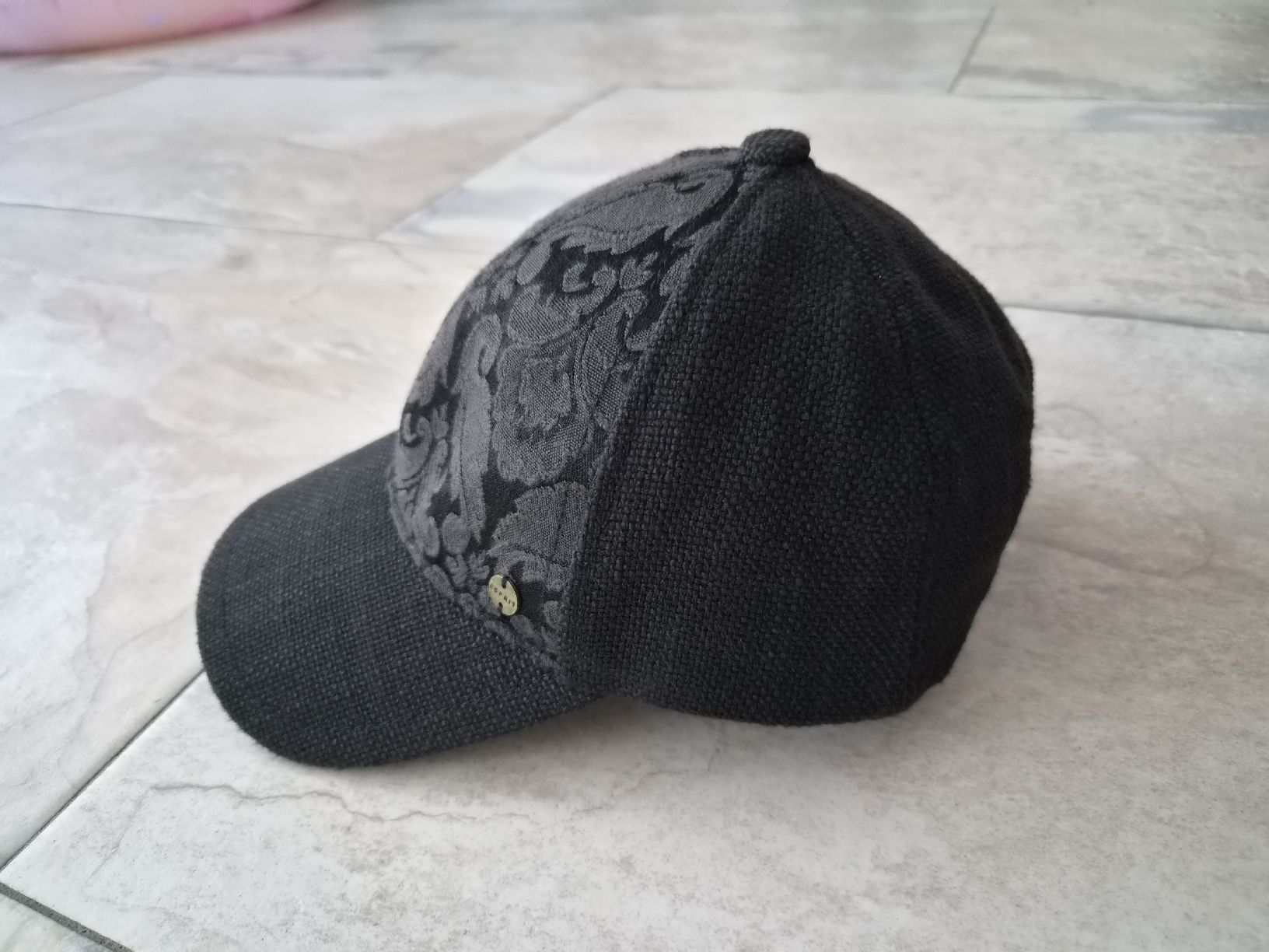 Esprit Chapeaux, bonnets & casquettes: Kappe Esprit, schwarz, bestickt  – D'occasion à Niederrohrdorf par Miripfiri 5