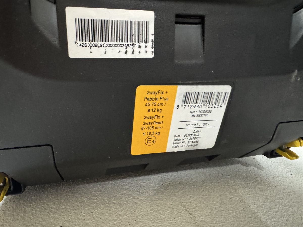 Seggiolini per auto: 2 isofix Stationen + 1 Schale – Usato da Hinwil venduto da diggi87 5