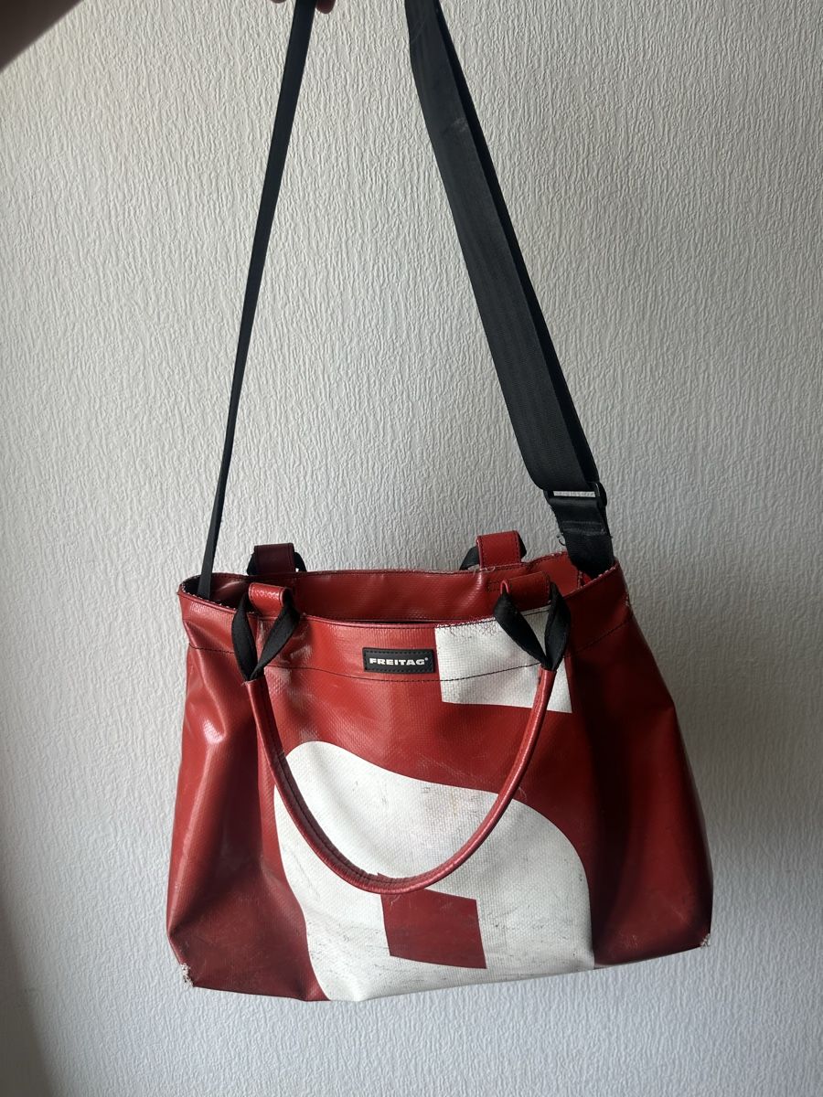 Freitag Borse: Sac cabas Freitag rouge et blanc – Usato da Yverdon-les-Bains venduto da Laureetlargent 3
