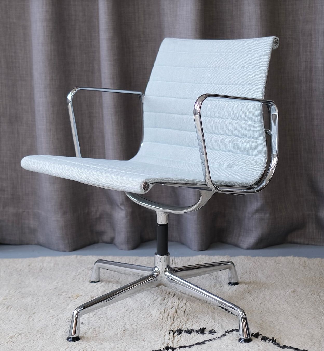 Vitra Sedie: Vitra EA 108 Aluminium chair Eames – Usato da Bern venduto da Zmodern_CON