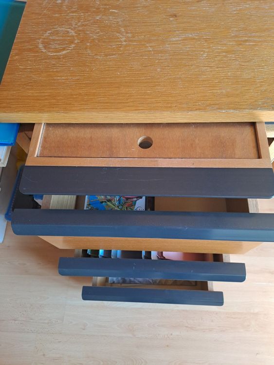 Scrivanie: Robuster, grosser, abschliessbarer Schreibtisch aus Holz – Usato da Andwil TG venduto da Natur5 1