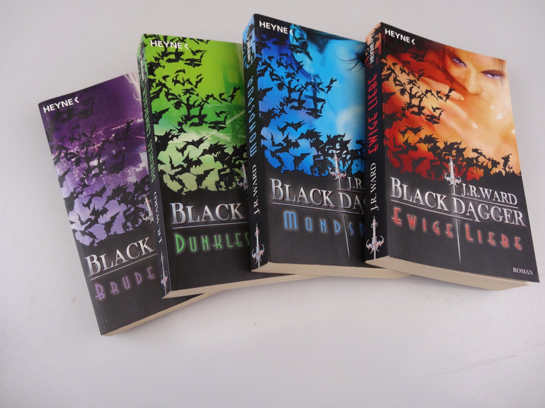 Altro in  Abbigliamento & Accessori: 4 Taschenbücher Black Dagger von J.R.Ward – Usato da Volketswil venduto da brockipfannenstil