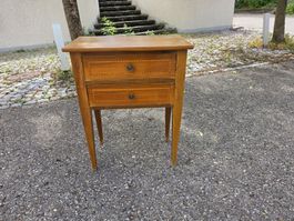 Antiker Nachttisch mit 2 Schubladen, Nussbaum Furnier, 