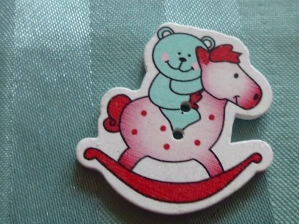 Bottoni: 16 Holzknöpfe Schaukelpferd+Teddy bunt – Nuovo (secondo la descrizione) da Hinwil venduto da Glasperlen 1