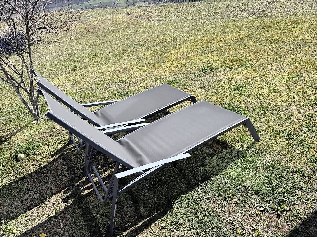 Liegen & Liegestühle: 2x Sonnenliegen NOLI mit Relaxfunktion Metall Grau – Gebraucht aus Zumikon von Marin1986