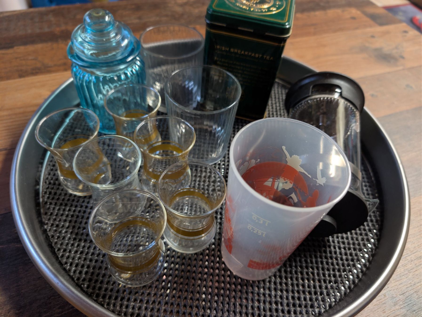 Tutte le decorazioni: Kaffee, diverse Gläser, Teedose, Serviertablett – Usato da Neuenhof venduto da mlw_w98j 1