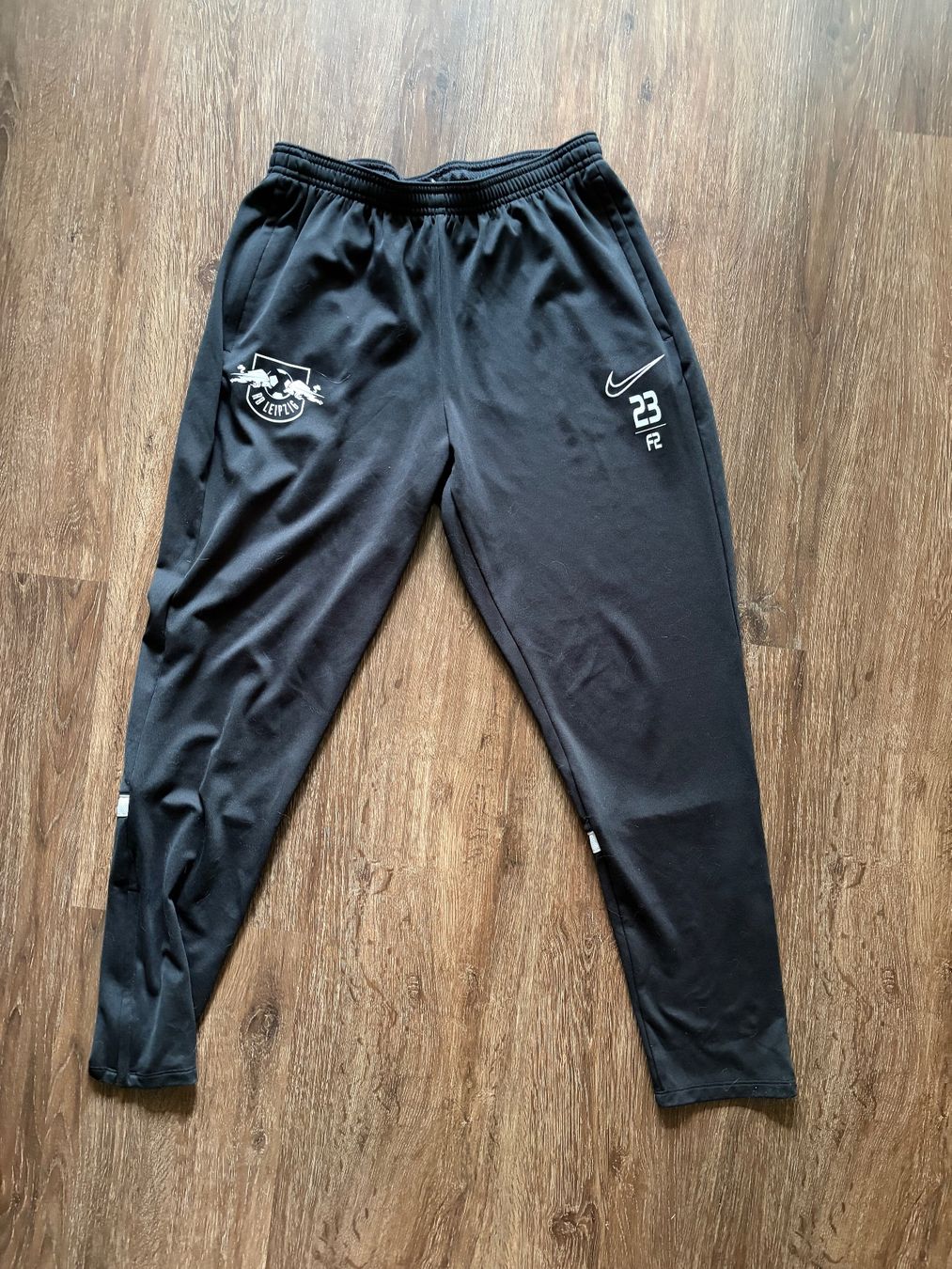 Nike Pantaloni: Red Bull Leipzig Trainerhose Gr. M – Usato da Muttenz venduto da bargain_hunter