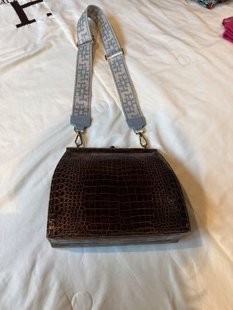 Handtasche Kroko-Prägung braun mit Stoffgurt guter Zustand