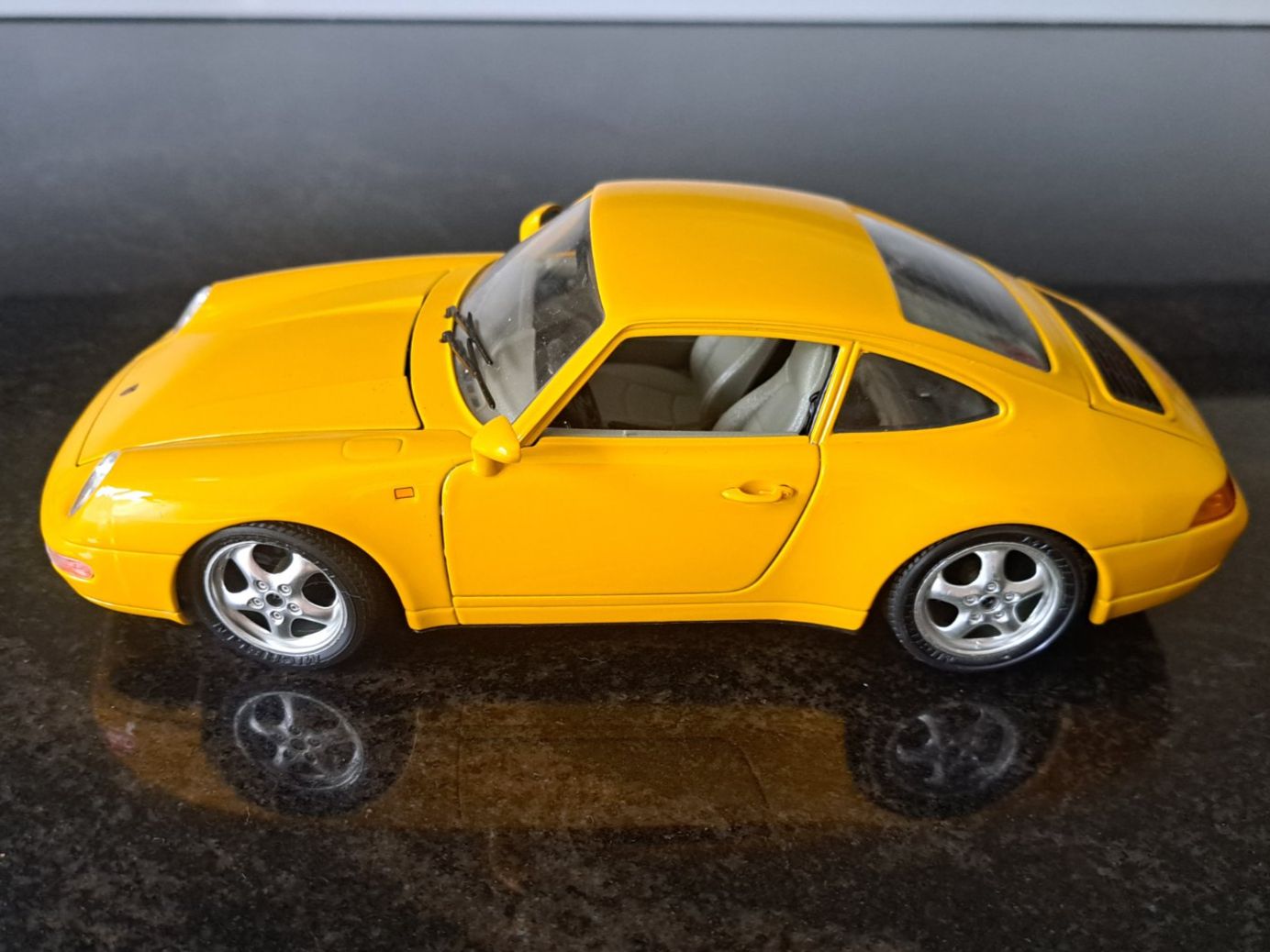 Bburago Modellini d'auto: Porsche Carrera 1993 1/18 – Usato da Schüpfen venduto da Sonata85 2