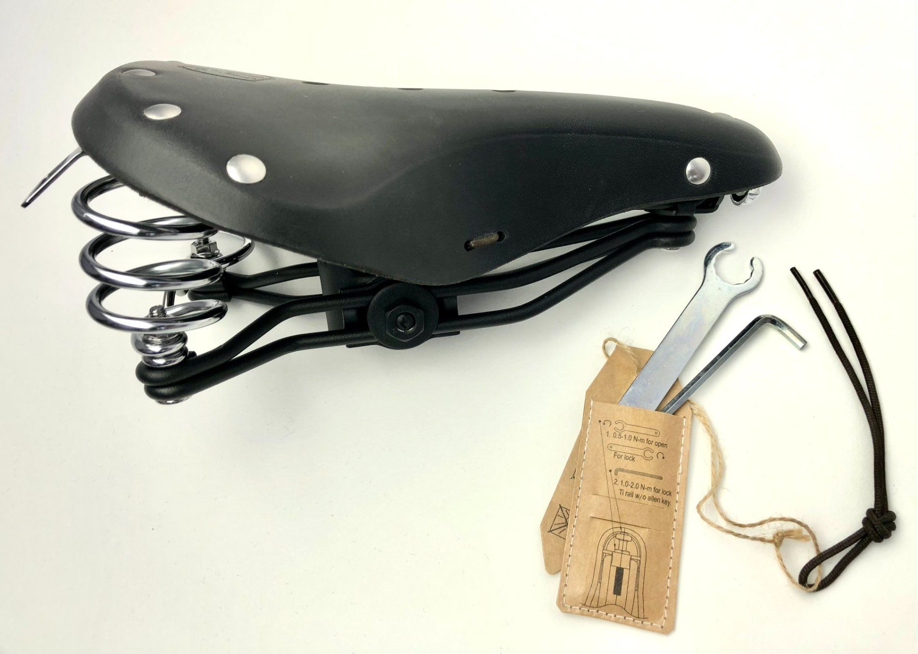 Pezzi di ricambio: Vintage Leder Sattel schwarz – Nuovo e nell'imballaggio originale da Altenrhein venduto da EasyRides