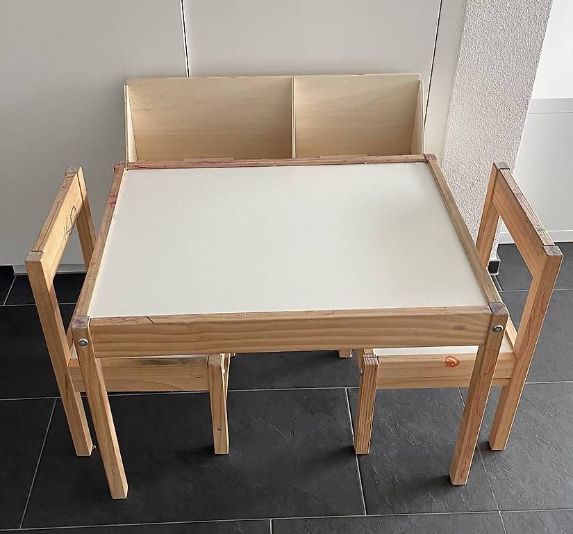 Ikea Tavoli: Kindertisch mit extra Ablagefläche (abnehmbar) & 2 Stühlen – Usato da Gachnang venduto da ch.m