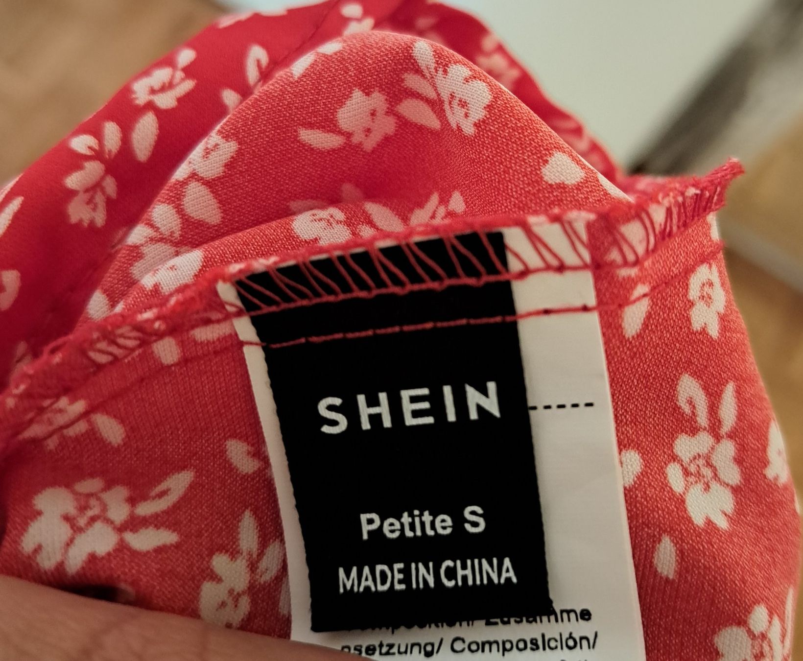Shein Röcke: Jupe SHEIN rouge imprimé floral taille S – Gebraucht aus Nyon von Taritaro 2