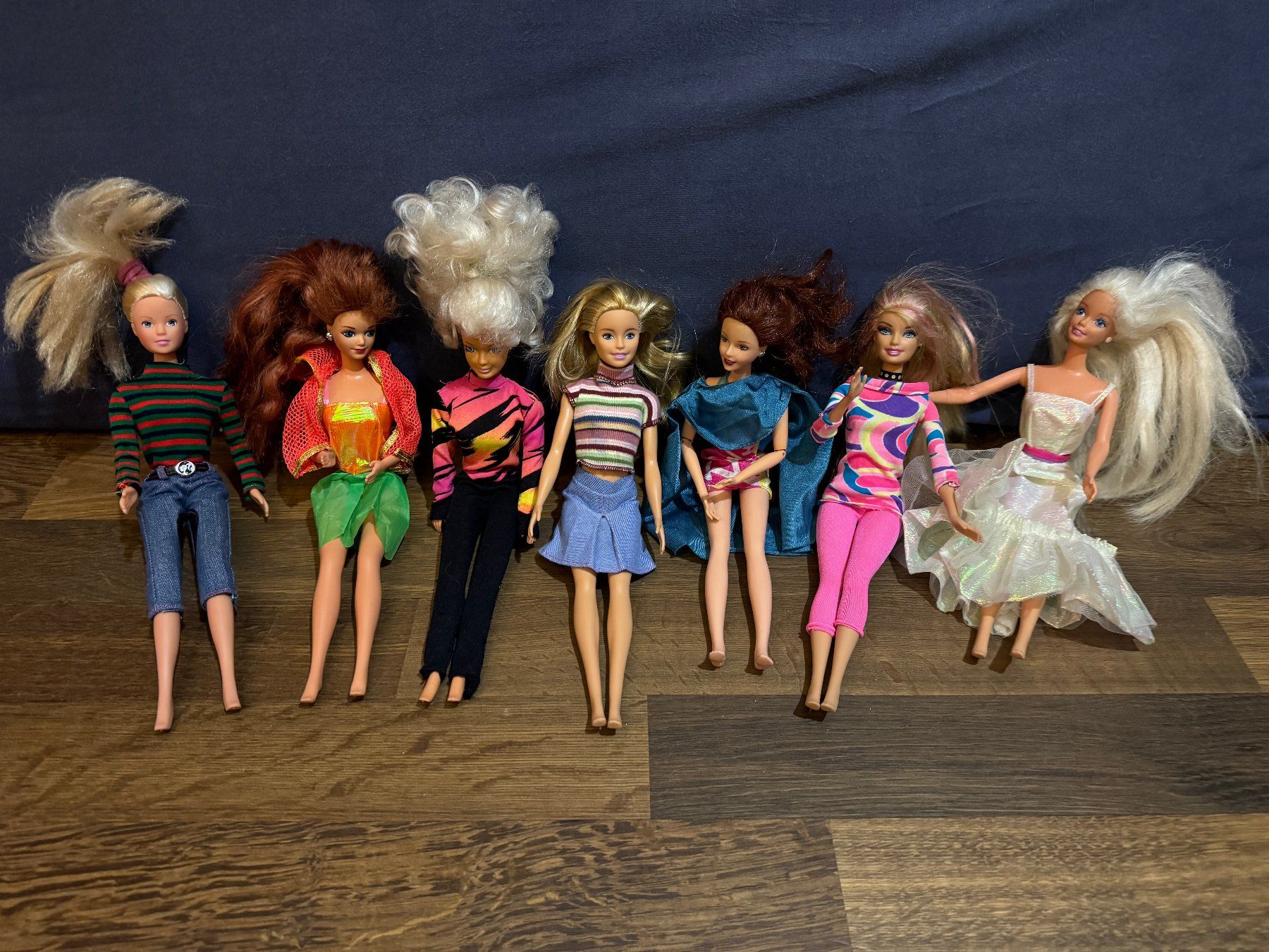 Puppen: Barbies mit Kleidern und Acessoires – Gebraucht aus Würenlos von