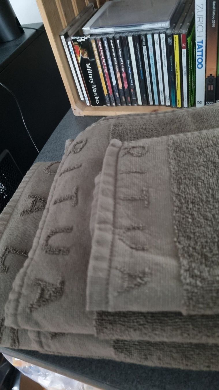Linge de lit: Ensemble de linge éponge  4 pièces – D'occasion à La Chaux-de-Fonds par mikilo1 1