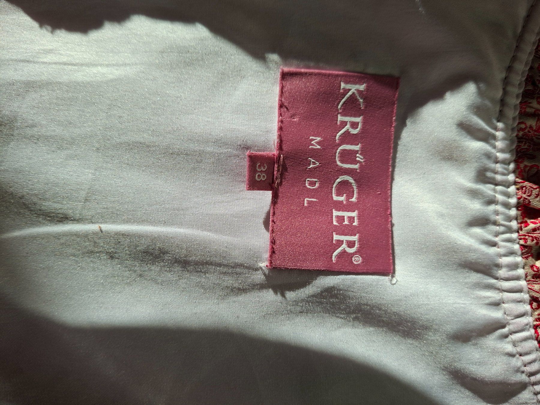 Krüger Robes: Krüger Drindl Grösse 38 – D'occasion à Uznach par Criistiina 1
