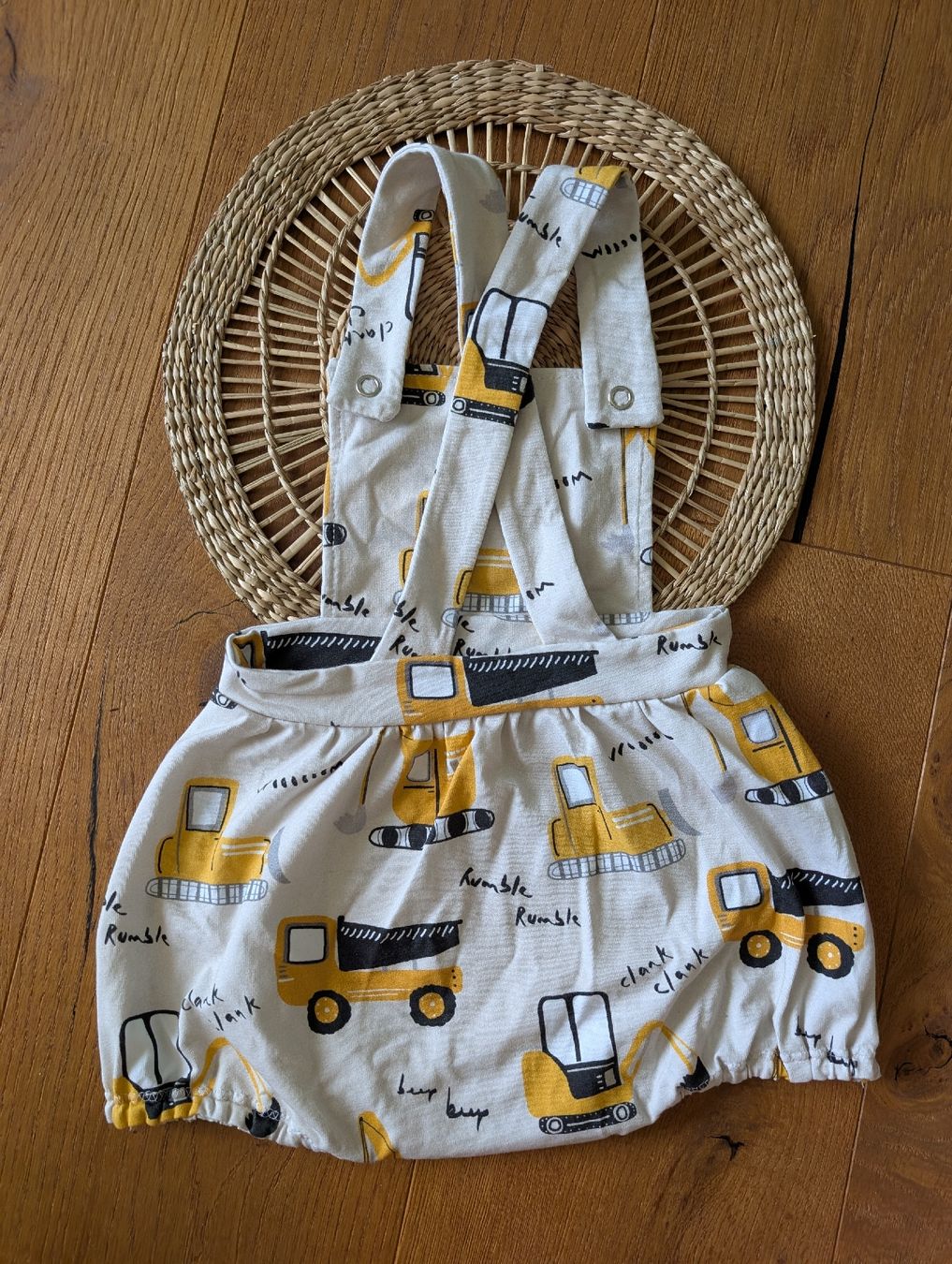 Pantaloni: 80 Handmade kurze Latzhose Bagger Baby – Usato da Wald ZH venduto da rammyly 1