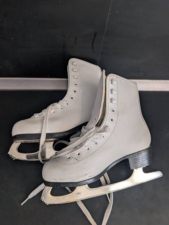 Pattini da ghiaccio: Schlittschuhe Mädchen Gr. 33 – Usato da Adliswil venduto da jonas.liljenfeldt
