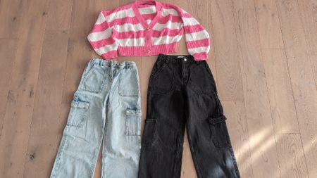 Set 3 Teile Strickjacke und zwei Cargo Hosen Gr. 140