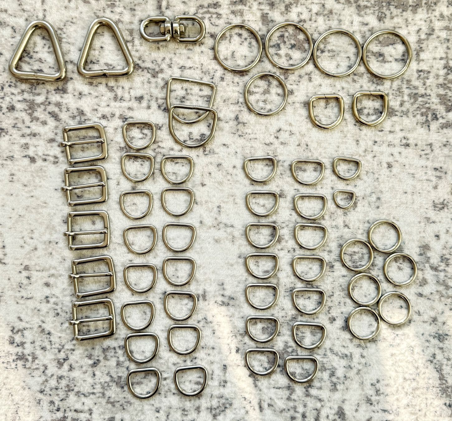 Ferramenta: Sortiment an Metallschnallen, D-Ringen, O-Ringen, Schieber – Nuovo (secondo la descrizione) da Zwingen venduto da Schpunzel
