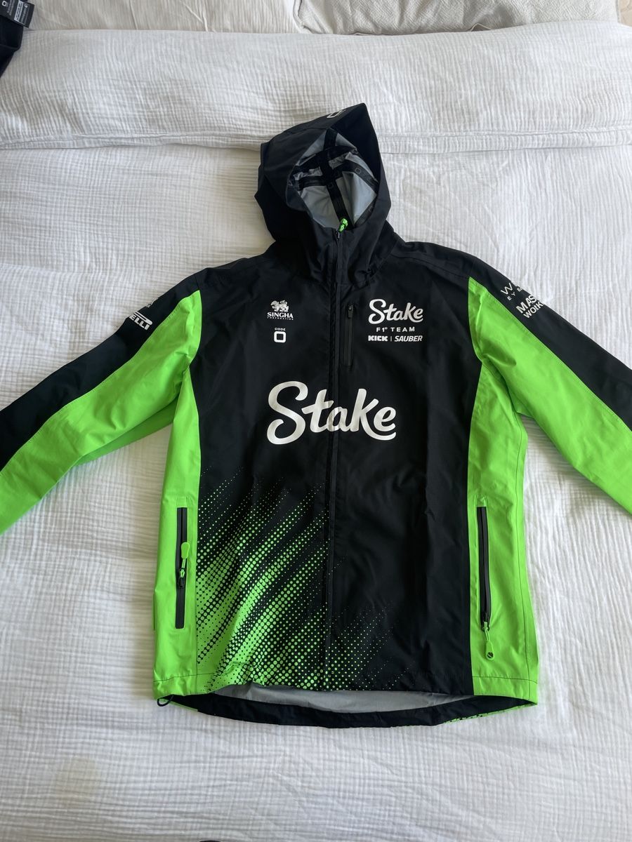 Lotti di vestiti: Stake F1 Team Kick Sauber Jacken, Pullover, Weste, Polos – Usato da Zürich venduto da Eumi7 5